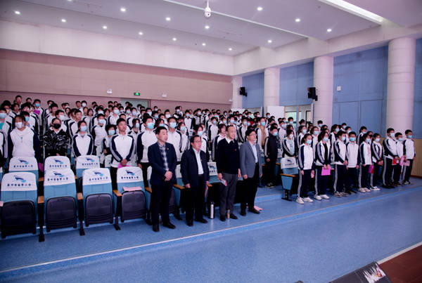泰州市白马初级中学开展"赓续百年青春志 踔厉奋发向未来"活动