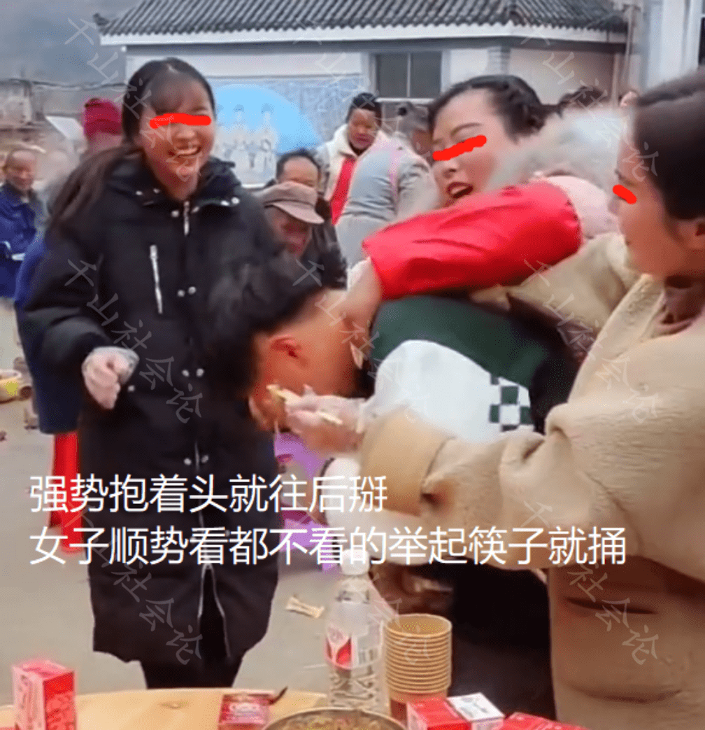 年轻小伙在农村吃席3名少妇合力强制喂食搂抱拽衣不吃不让走