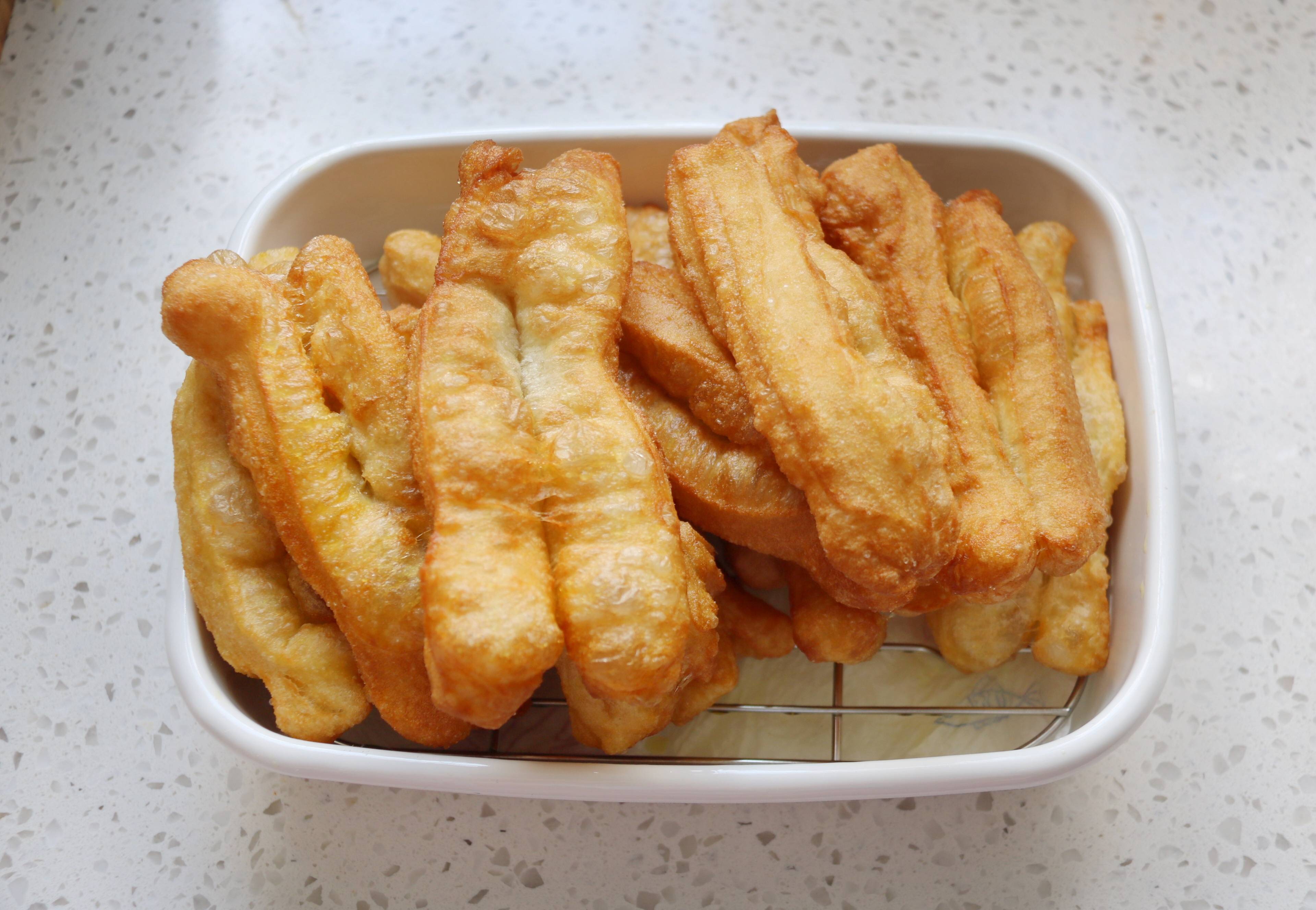 1个鸡蛋1碗面粉,简单几步自己在家做油条,健康还方便