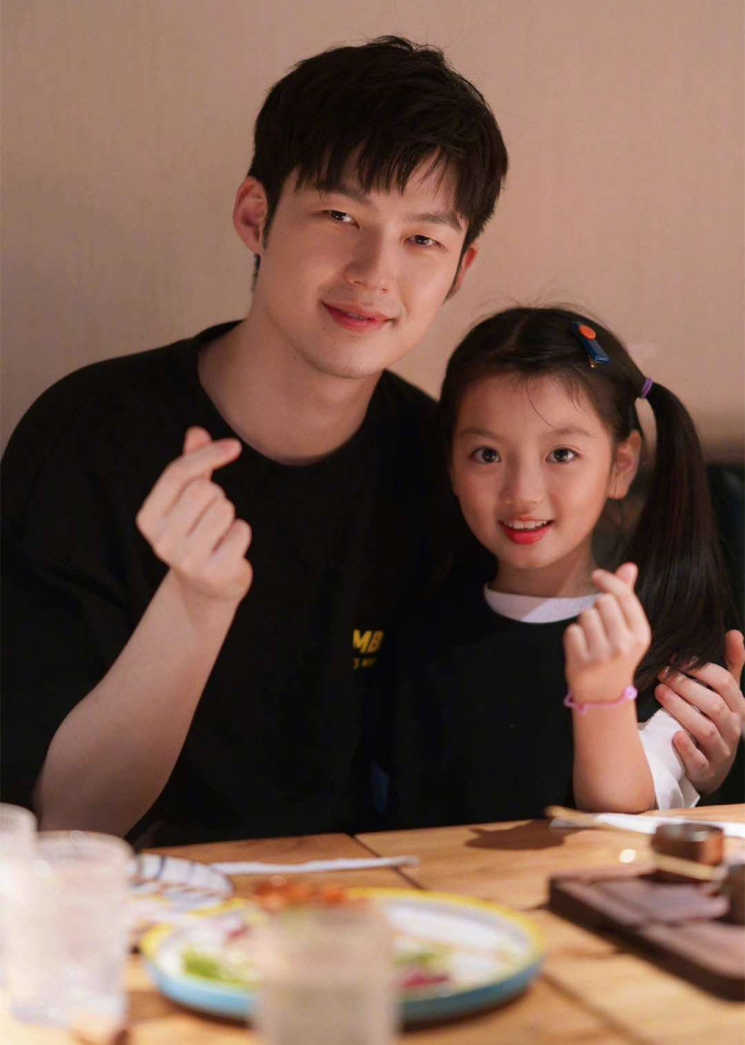 阿拉蕾从小就出来追求娱乐圈,很多时候并不是她自己的选择,而是父母的