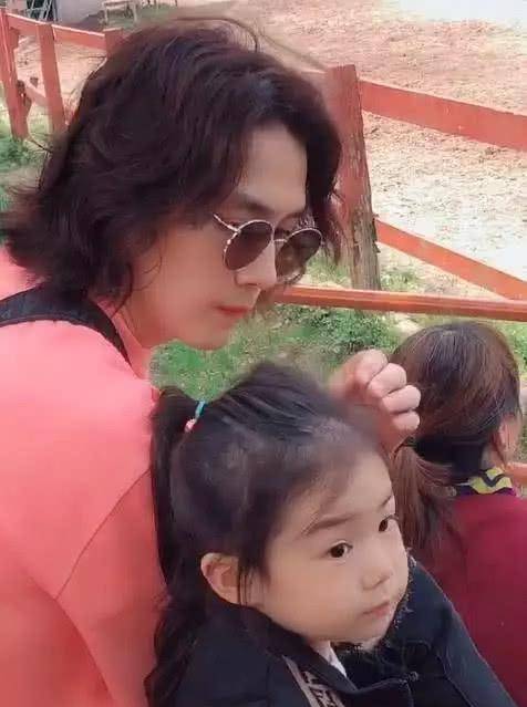 没想到近段时间有一组lucky和李承铉一起拍摄的照片爆出之后,让网友的