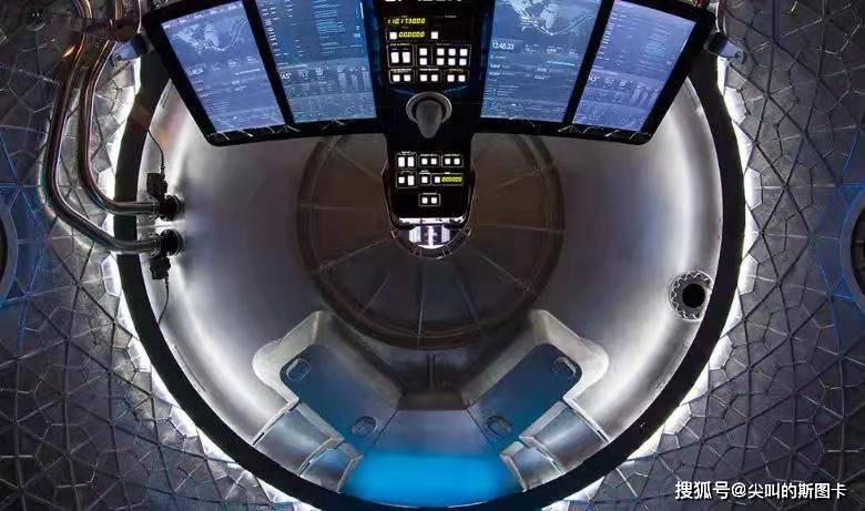 龙飞船和联盟号孰优孰劣座舱科幻与古典并存像两个时代的产物