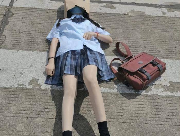 不要命了?13岁少女身穿jk裙,躺卧大街不雅拍照