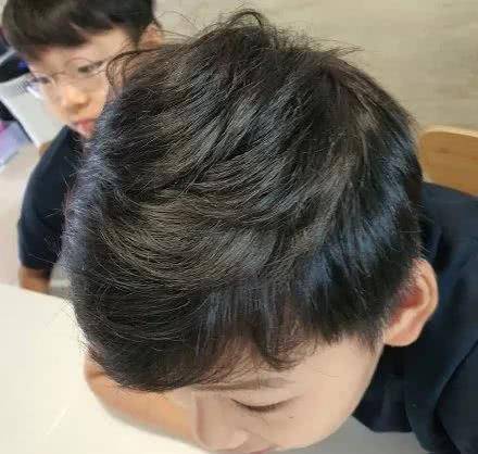 发行这么帅脸还是带不起来,说来也奇怪,韩人的长相轨迹都是小时候可爱