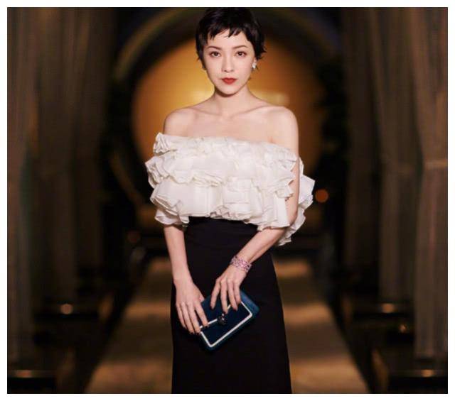 很明显,女神郭采洁很喜欢镂空,裙子这样的元素和时尚单品!