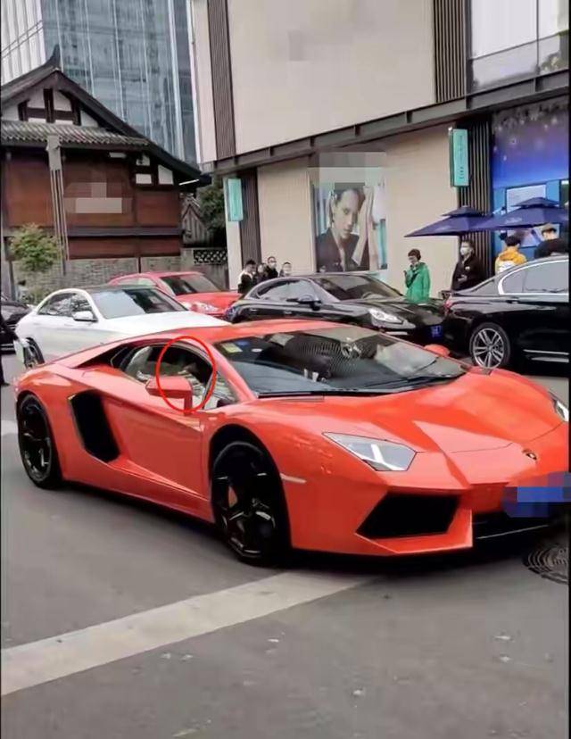 王思聪开百万豪车炸街,酒吧专注激动划拳,懒理旁边年轻貌美女子_搜狐