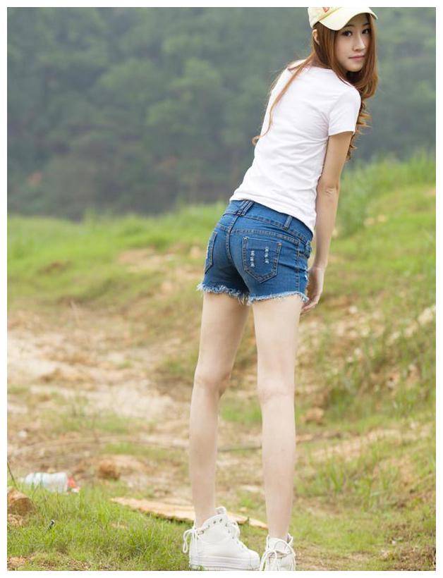 原创街拍牛仔裤美女时尚的穿搭更具知性优雅的简约气质好看
