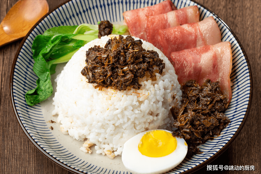 香椿吃不完做成香椿醬,香味濃郁,拌飯拌麵都好吃,放一年也不壞_白芝麻