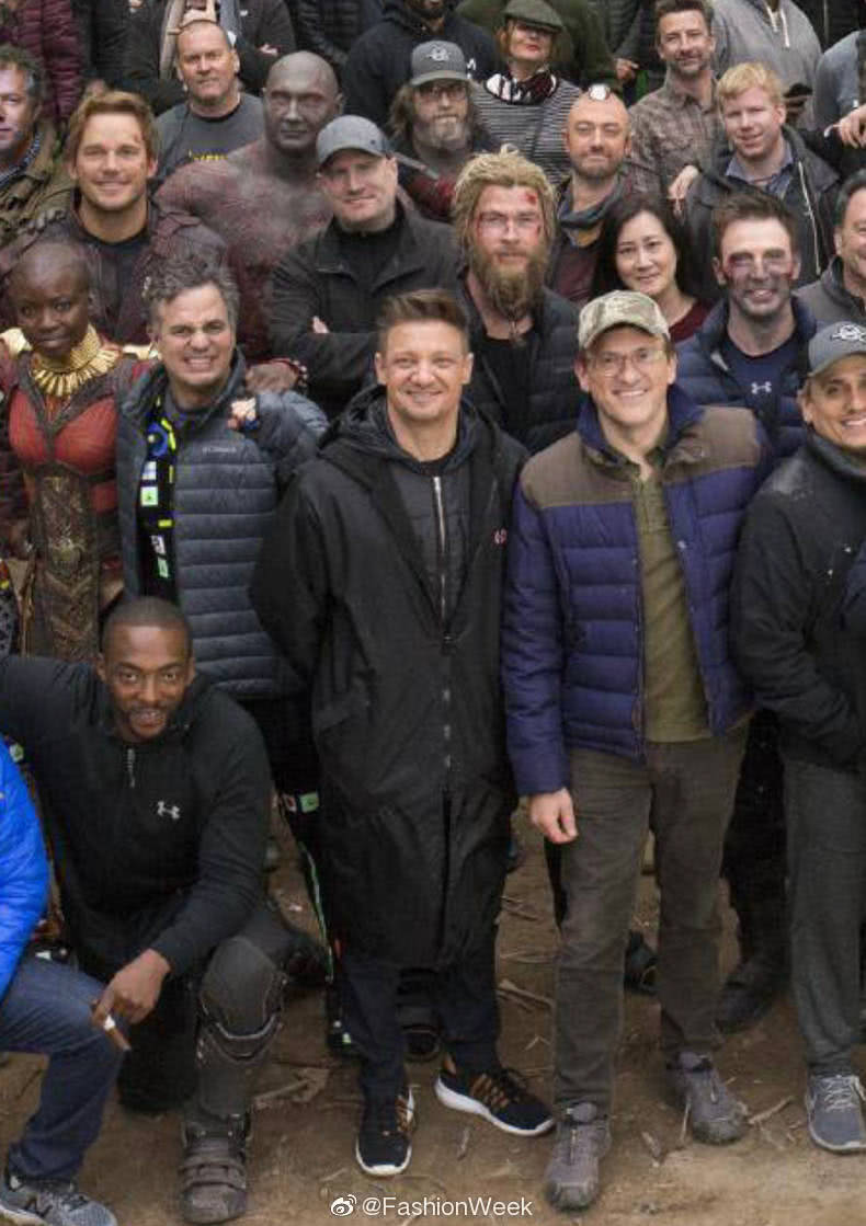 《复仇者联盟4》全体人员合照,c位钢铁侠手里的东西是什么鬼?