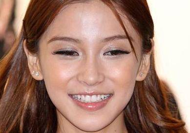 baby21岁照片流出,刚"整牙"成功的她,混血基因比现在还明显_五官_鉴定