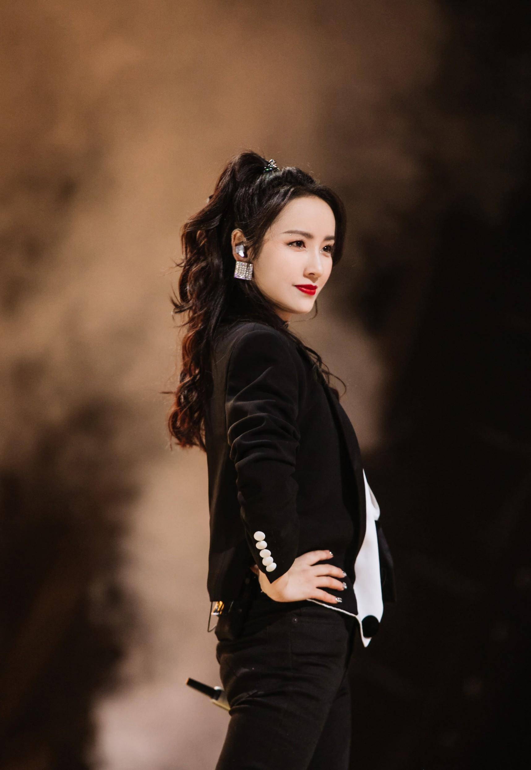 吕一票数垫底,多年老友袁弘看不下去了,携妻儿一起为她加油助威_节目