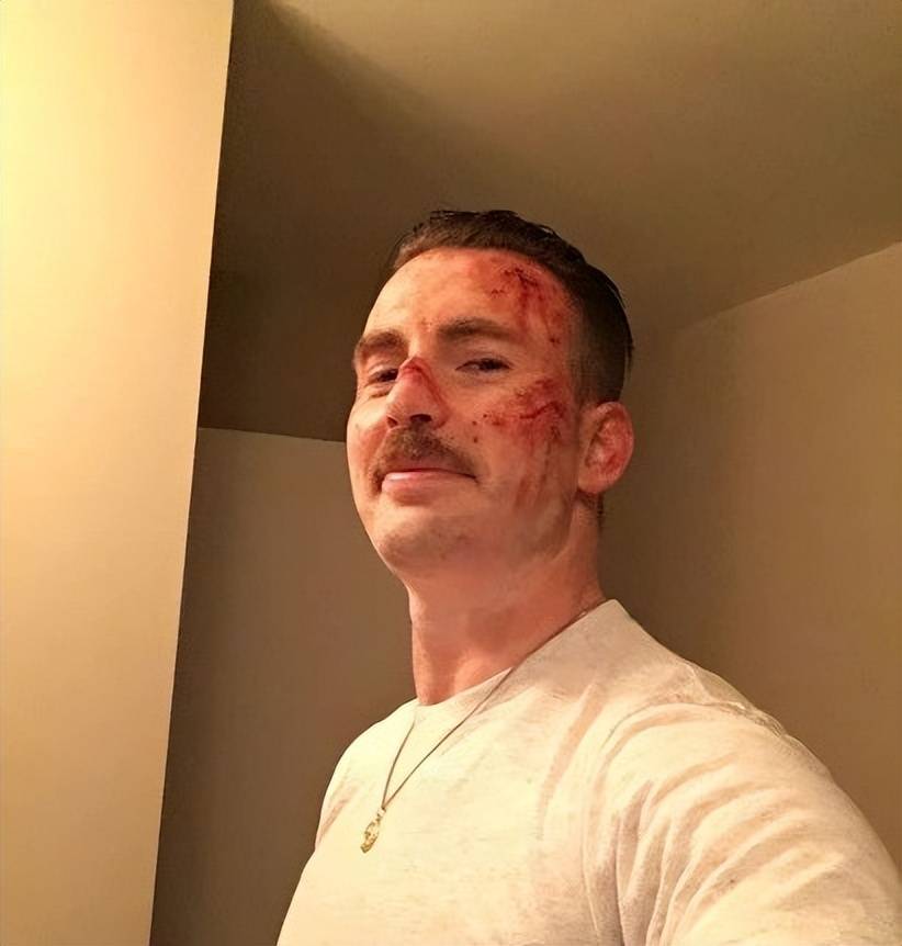 美队晒新片自拍满脸血迹小胡子造型亮眼网友战损桃树人