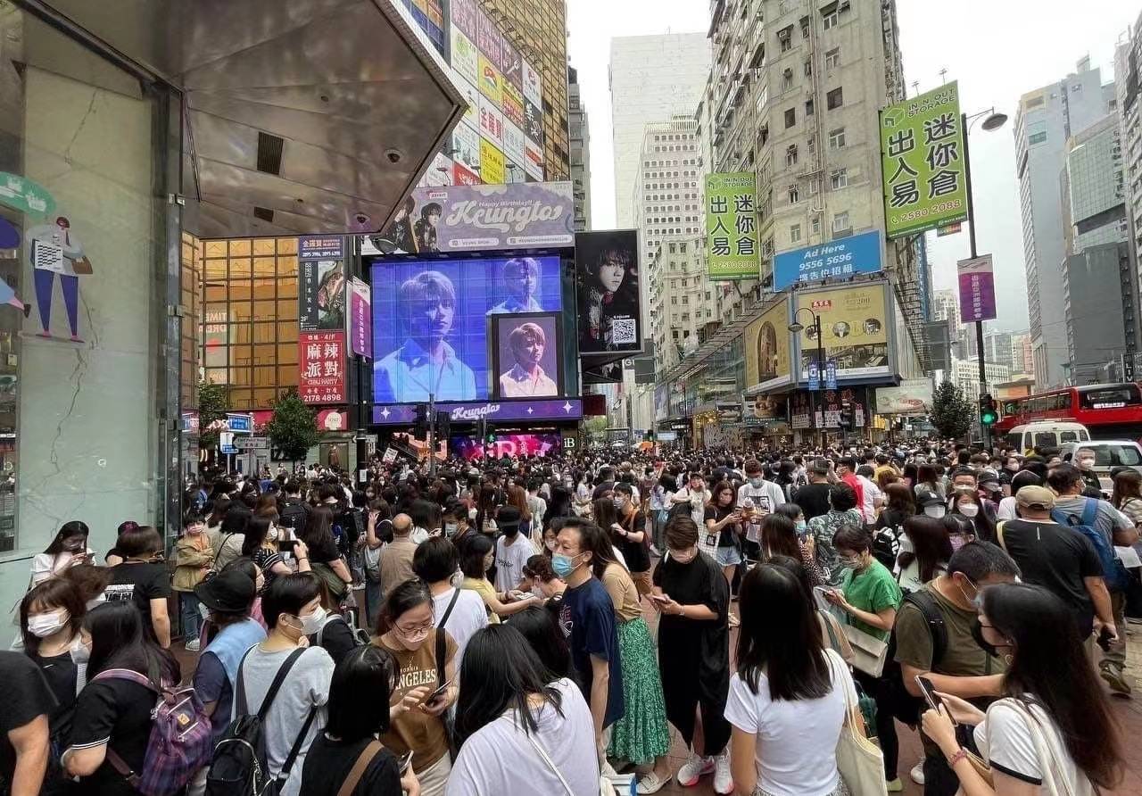 原创人山人海香港顶流男星23岁生日大批粉丝聚集街头为偶像庆生