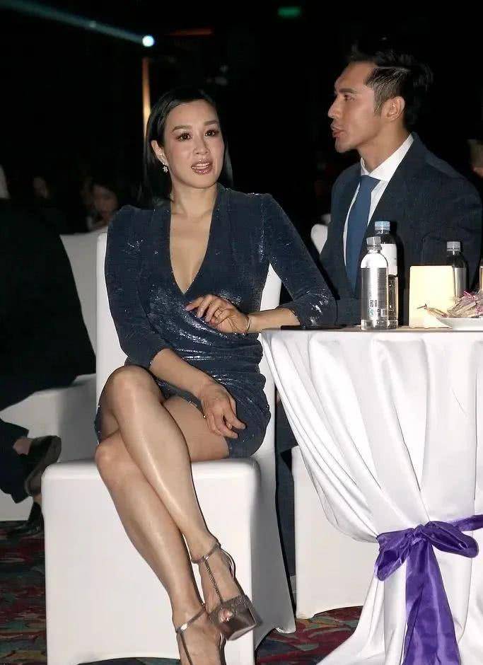 原创50岁钟丽缇机场穿时尚装小腹紧致腰细似少女身材三婚后仍豪放