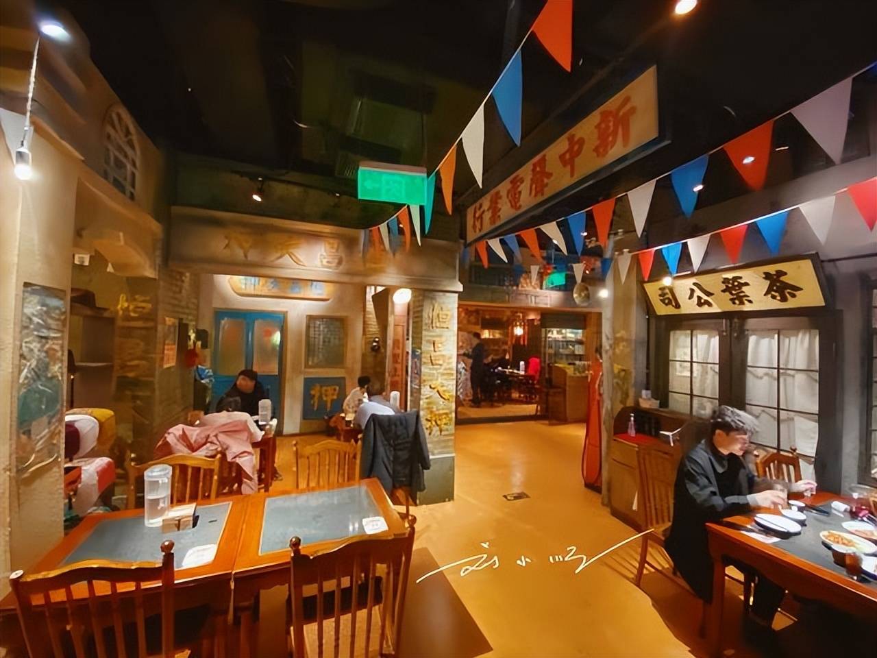 南京新街口有一家怀旧餐厅，满满的民国风，游客：仿佛时光穿越