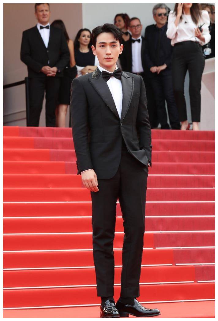 7,蓝色格子衬衫加灰色西装裤朱一龙上半身穿着蓝色格子衬衫.