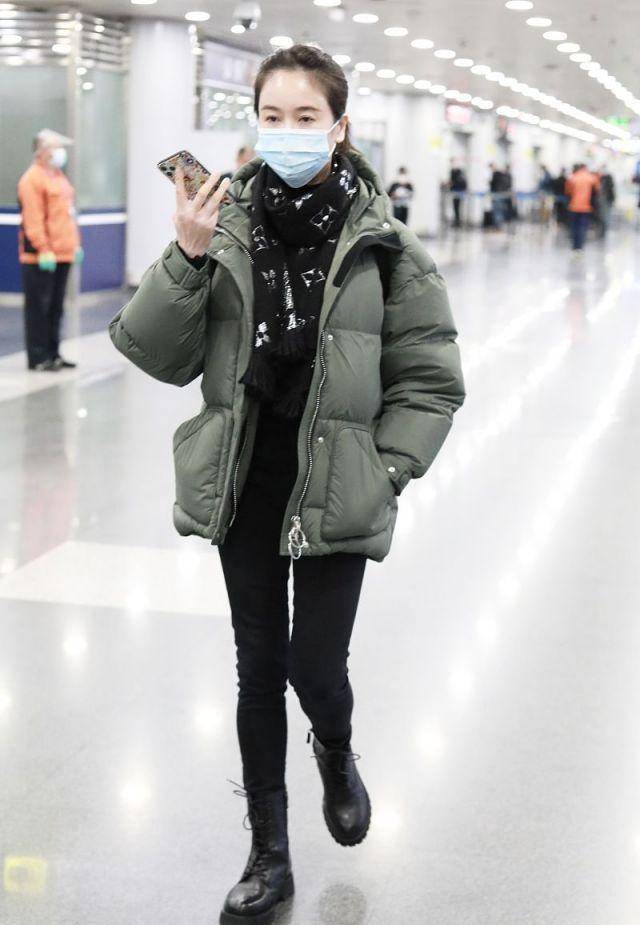 原创左小青罕见现身机场素颜皮肤透亮43岁状态很年轻啊