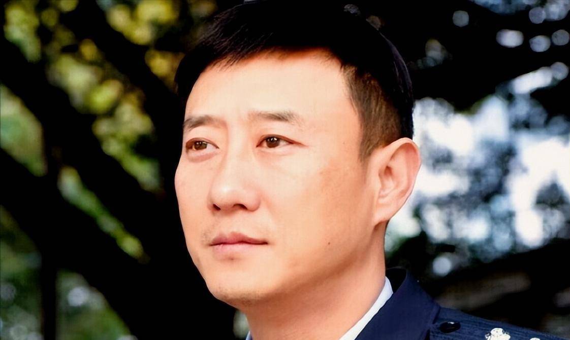 后来开始直播,甚至辞去了警察的工作,现在老陈的举动和谭乔当年如出一