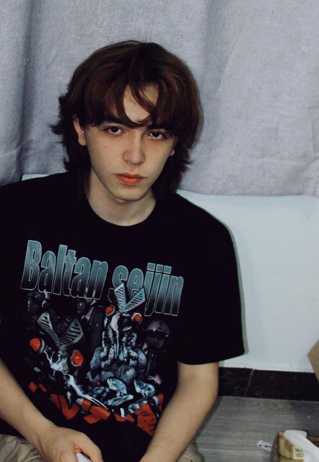 鹅厂程序员欢乐谷保安凭生图走红,艺人可能都没他们