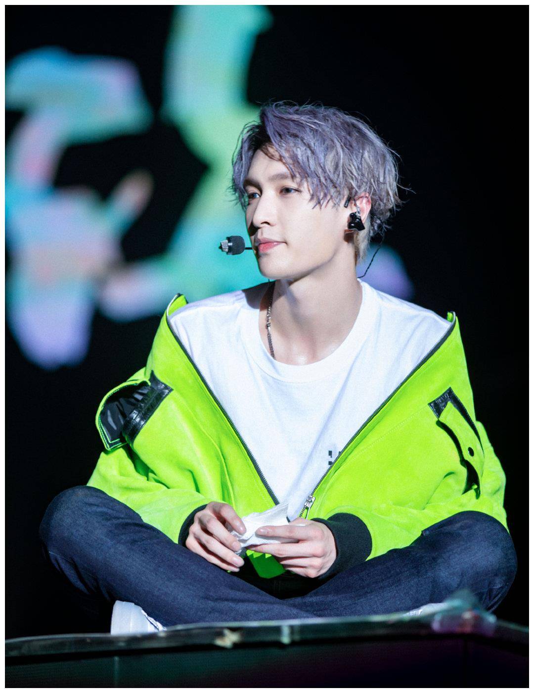 原创张艺兴酷爱荧光绿搭配牛仔外套清新又时髦