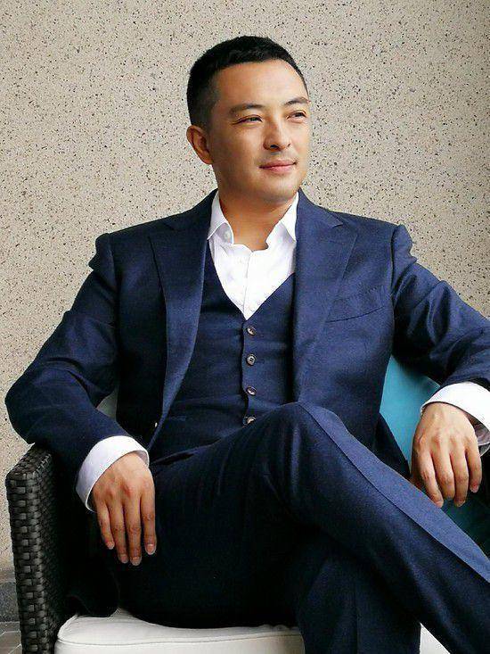 曾黎靠新剧涨粉近百万,45岁只谈恋爱不结婚,4个男人为她倾倒_李易祥