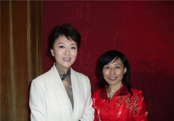 原创中华医药的主持人洪涛近况她的主持风格是真诚大方亲切