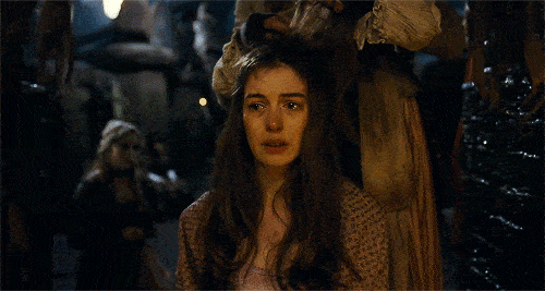 《悲惨世界》里,她饰演一个生活不幸,穷困潦倒的工厂女芳汀.