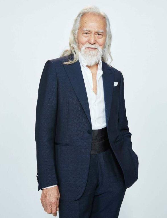 原创中国最帅老头80岁了还秀恩爱出门百万豪车代步像个老大哥