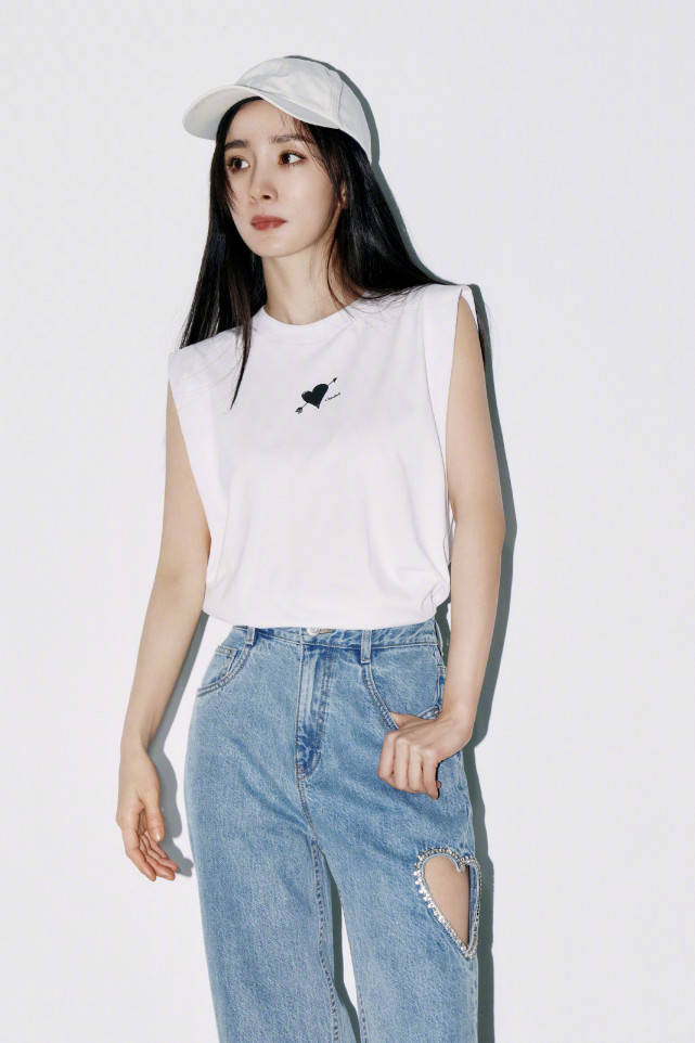 杨幂穿搭简约时尚清纯可人似少女爱心造型疑期待新感情