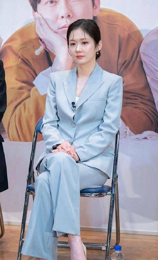 依旧是西装造型亮相走熟女风路线,张娜拉一张少女脸加持看起来格外