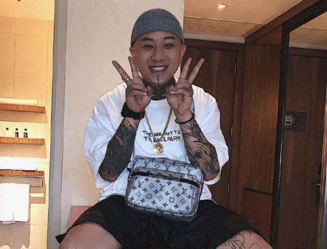 前不久,老方丈的徒弟李舒克在直播中借辛巴嘲讽散打哥,直接导致对方"