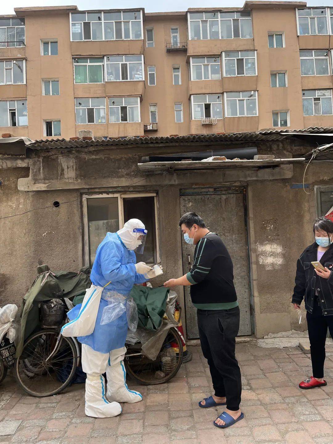 集结党旗下 抗疫再出发