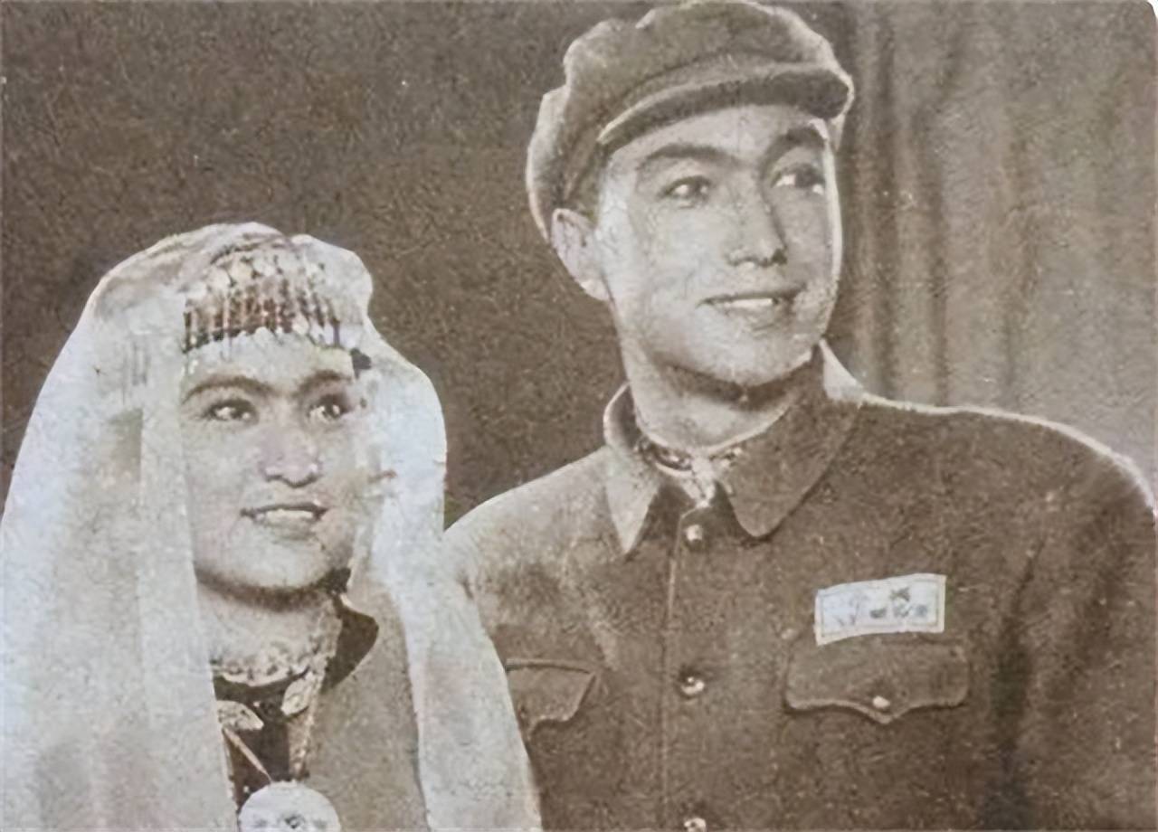 阿依夏木和男主阿米尔直到1962年7月,她迎来了自己命运的第一次转折点