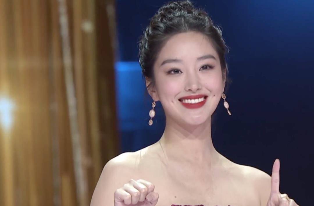 出演过《知否》的张佳宁难得走红毯,只是她这大小眼太严重了,礼服也