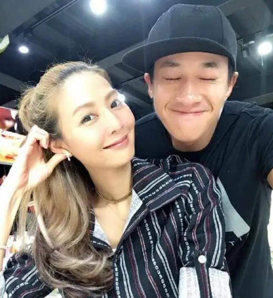 何润东夜店遇真爱,与售货员老婆恩爱14年无子女,婴儿车里放宠物_时候