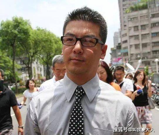 女儿晒泳装照,身材火辣,大长腿又细又直,母女似姐妹_父亲_梧桐_黄建群