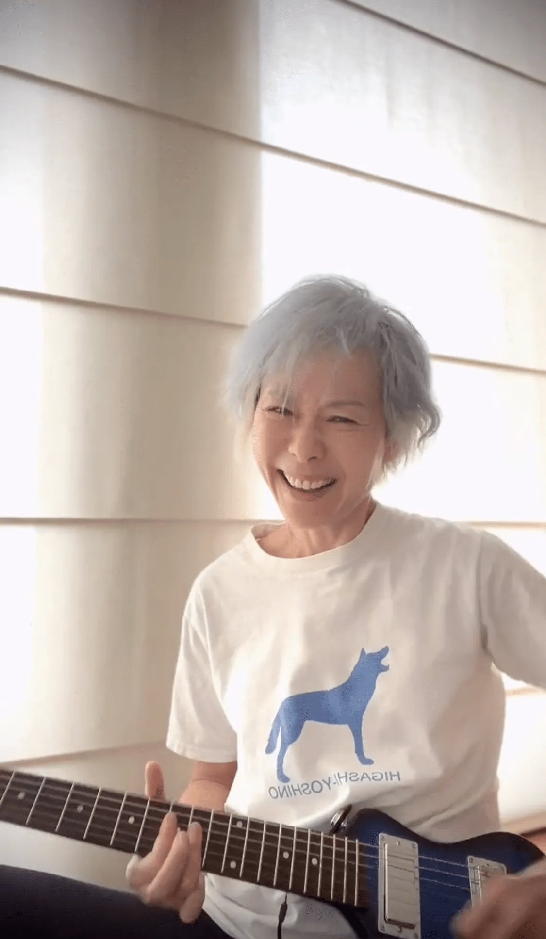 59岁叶童直接染白头发脸上皱纹多不伪装年轻打扮更时髦洋气