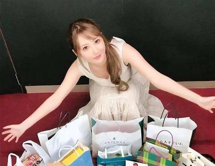 沈樵自导自演15部视频获利30余万为艺术献身还是自甘堕落