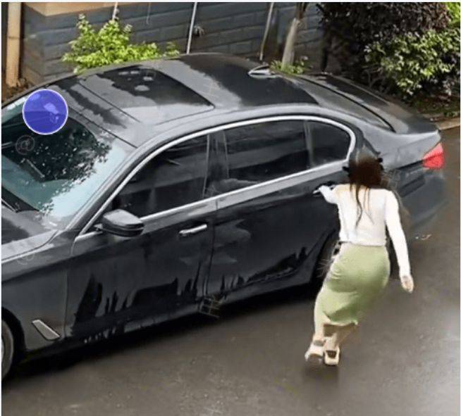 闺蜜小区楼下,女子发现声称出差丈夫的汽车,丈夫冷漠地摔门而去_车门