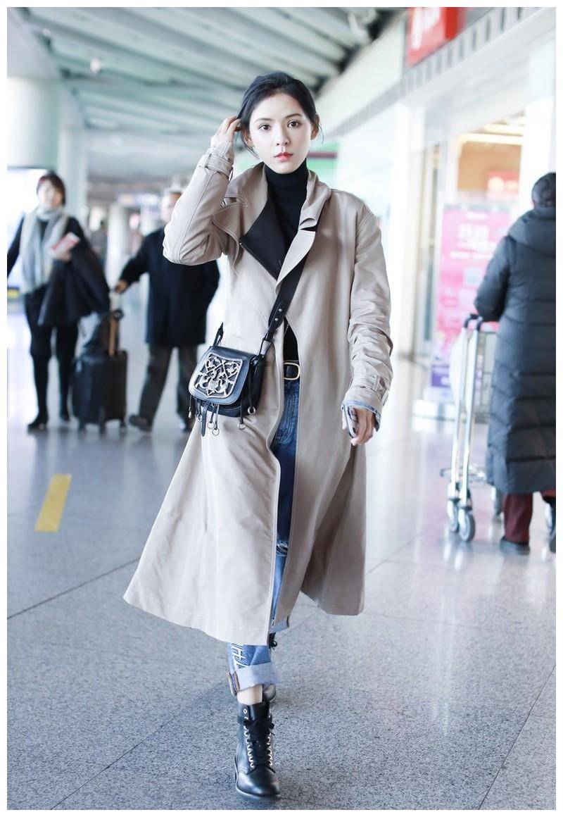 张曦穿着其他设计的卡其色风衣.