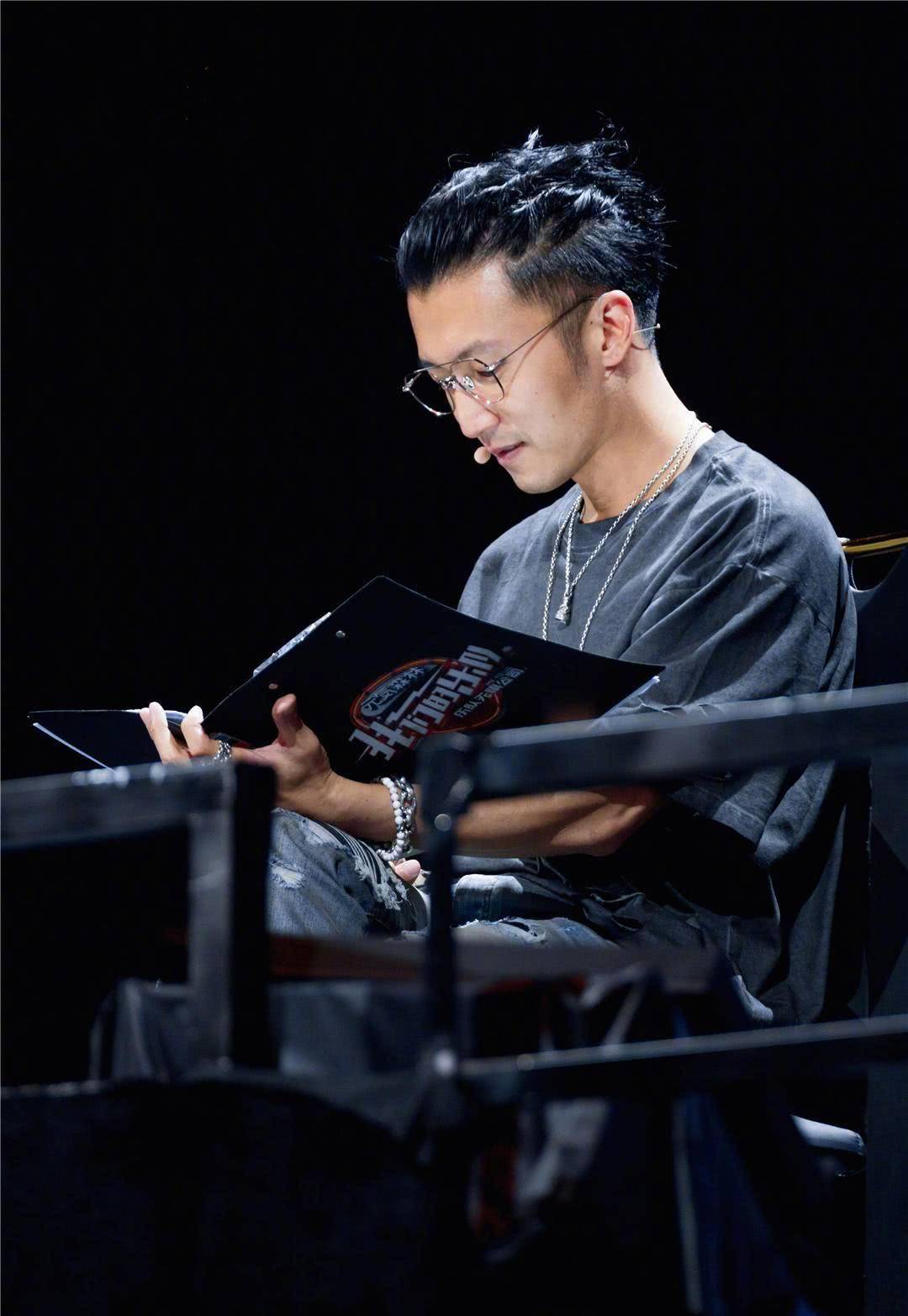 原创40岁谢霆锋还是那么潮梳脏辫搭配破洞t恤戴眼镜痞帅不输当年