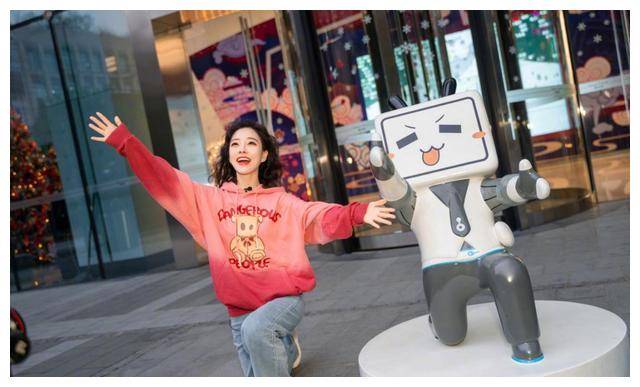 冯提莫现身,穿"火龙果"衣戴"原谅色"帽,中长裙穿成五五身材_白色_黑色