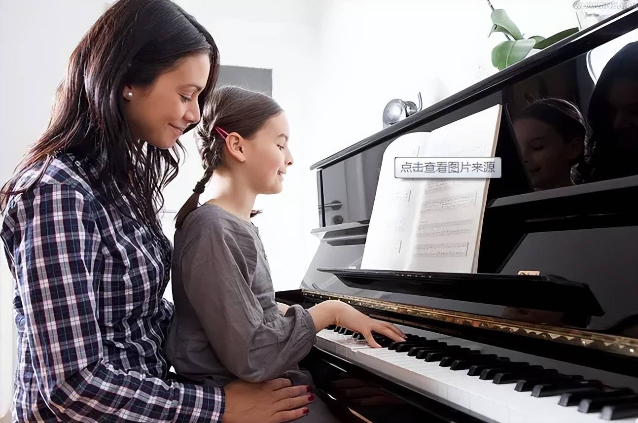 孩子_练琴_陪练