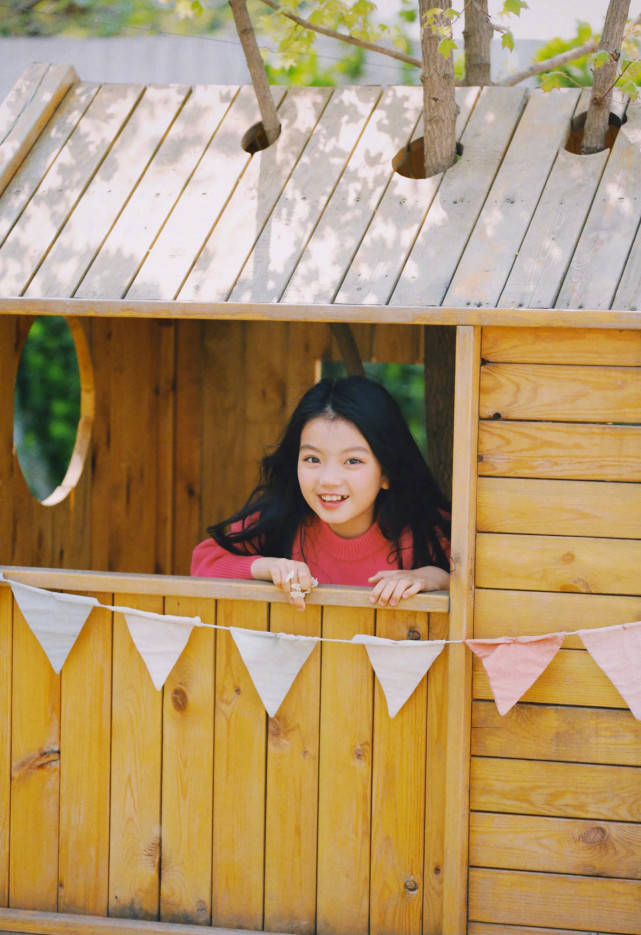 4岁赚钱养弟弟的阿拉蕾如今快乐成长和妹妹相亲相爱