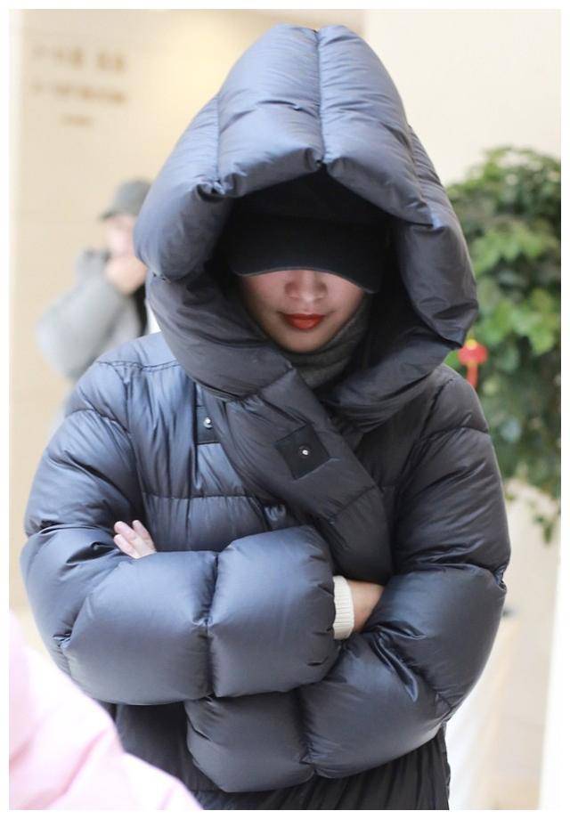 原创李沁现身春晚二次彩排穿羽绒服裹成粽子可看着仍不足80斤