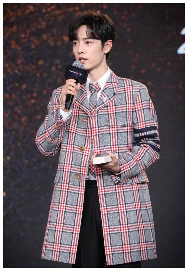 28岁肖战的少年感不得不服,把西装穿成校服的,他是第一个_格子_外套