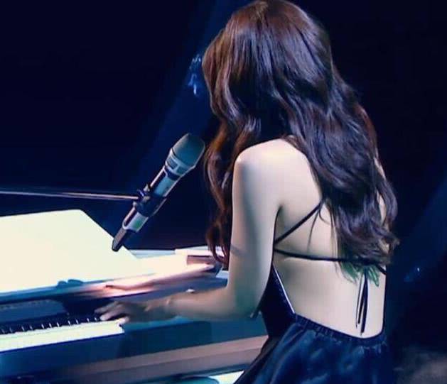 原创张含韵初舞台露时尚美背否认和郭麒麟恋爱差那么多岁