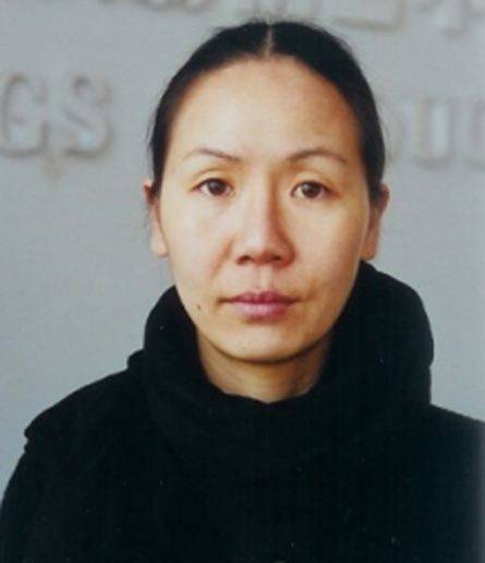 一部大型室内电视剧《渴望》,并与李雪健打戏,凭借徐月娟一角一举成名