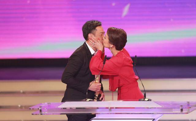 其实,江美仪在入行之初,还曾经和影帝周润发合作广告.