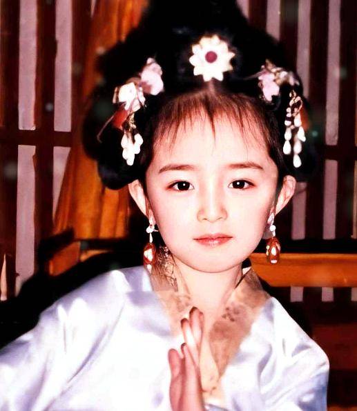 杨幂从3岁到34岁的颜值变化,从第3张开始,见证绝代女神的诞生!